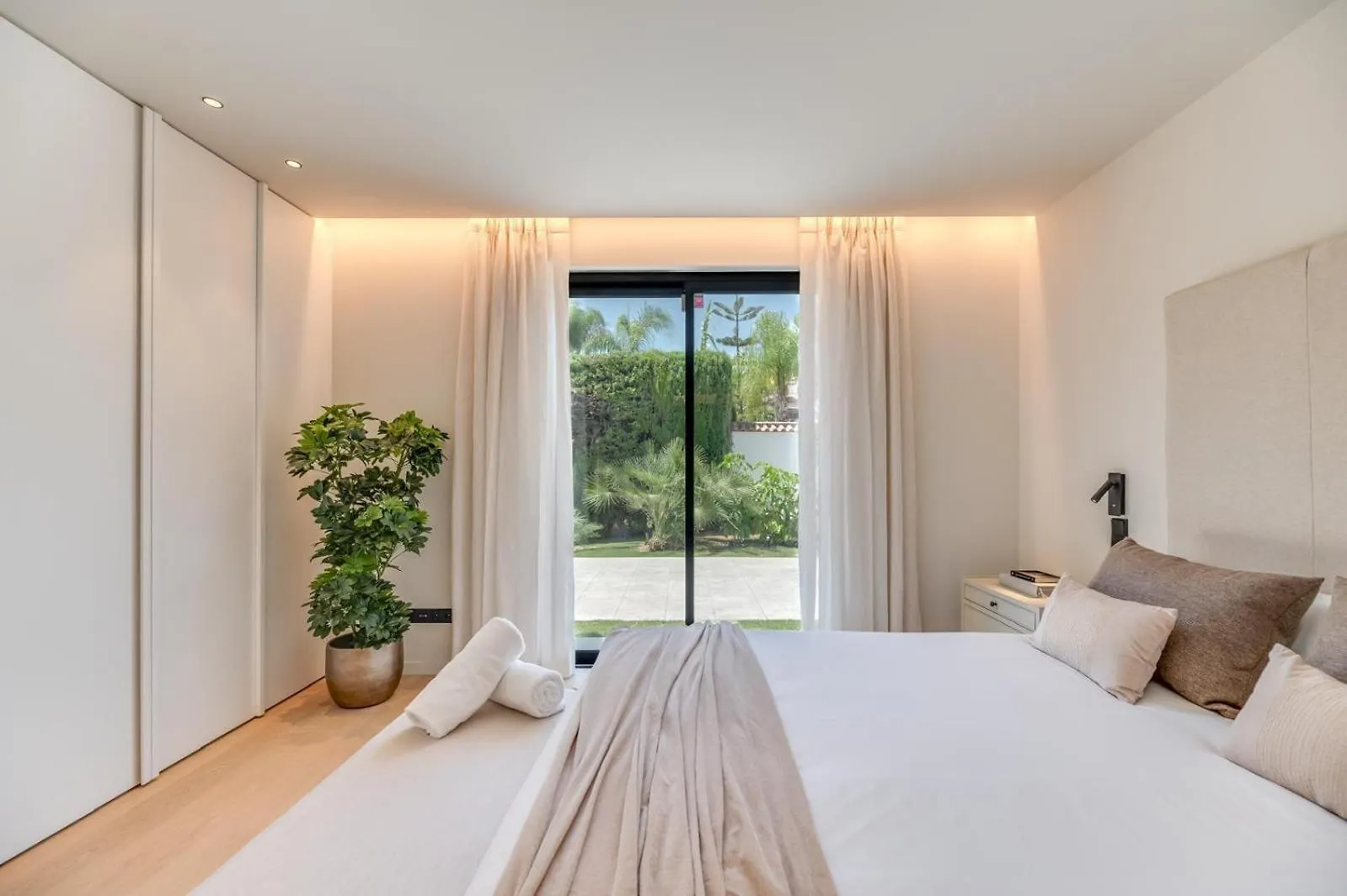 Luxury 5 Bed Villa - Heated Pool Marbella Spain